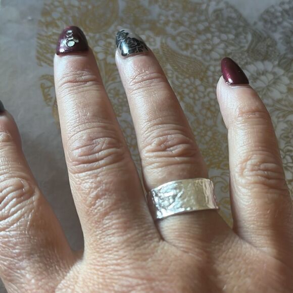 The Texture Band Ring in silver - Picture 3 of 8